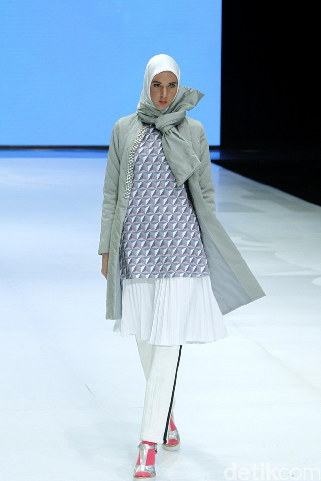 Fashion show busana muslim Shafira yang mengangkat tema World Wonderer di Indonesia Fashion Week 2019, Jakarta Convention Center, Senayan, Jakarta. Jumat, [29/03/2019]. Foto: Mohammad Abduh/Wolipop