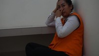 Ayu lalu menyinggung nasib ketiga anaknya yang kini tinggal bersama mantan suaminya. Dia teringat nasib ketiga anaknya hasil pernikahan dengan suami pertama. Kami pisah dari 2015, jadi nggak pernah dateng juga. Komunikasi sama anak masih bisa kadang, anak pertama kembar, sekarang kelas 2 SMP, paling kecil 6 SD, tuturnya.
