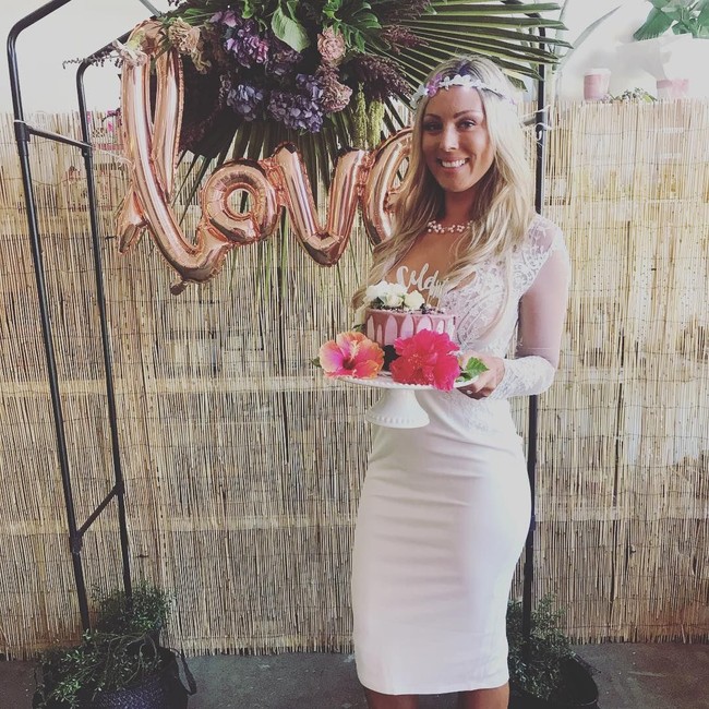 Emily cukup sukses sebagai blogger makanan yang kerap memberikan resep-resep makanan sehat. Wanita berambut panjang itu juga menjalani hidup vegan.  Foto: dok. Facebook, Instagram