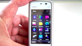 Nokia 5230 menggunakan sistem operasi  Symbian OS v9.4, S60 5th Edition. Foto: phonescoop
