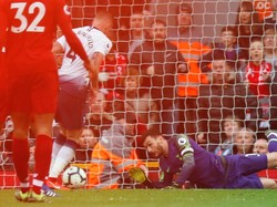 Momen inilah yang menjadi penentu kemenangan Liverpool. Toby Alderweireld mencetak gol bunuh diri, hingga Liverpool mengunci papan skor dengan kedudukan 2-1. ( Foto: Paul Childs/Action Images via Reuters)