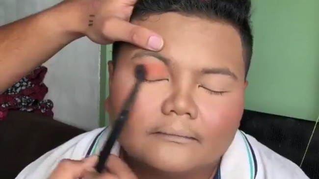 Effa yang bekerja sebagai pelatih satpam sehari-hari tampil tomboy denga gaya rambut pendek cepak. Belum lama ini ia pun mengumumkan niatnya untuk mengenakan hijab dan belajar makeup. Foto: dok. Screenshot Twitter