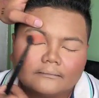 Effa yang bekerja sebagai pelatih satpam sehari-hari tampil tomboy denga gaya rambut pendek cepak. Belum lama ini ia pun mengumumkan niatnya untuk mengenakan hijab dan belajar makeup. Foto: dok. Screenshot Twitter