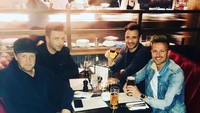 Wah ini sedang reunian kayaknya. Semua personil Westlife kumpul sambil menikmati minuman. Foto: instagram @markusmoments