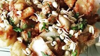 Tambahan tauge pendek atau irisan kol halus jadi penyegar lontong tahu. Kerupuk kanji jadi pelengkap yang bikin meriah. Foto : Instagram @yusrisalprianti