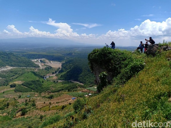 Setibanya di puncak kita disuguhi pemandangan perbukitan hijau nan asri. Selain itu banyak spot selfie yang menarik pas untuk diunggah ke media sosial. (Charolin Pebrianti/detikcom) Setibanya di puncak kita disuguhi pemandangan perbukitan hijau nan asri. Selain itu banyak spot selfie yang menarik pas untuk diunggah ke media sosial. (Charolin Pebrianti/detikcom)