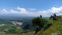 Setibanya di puncak kita disuguhi pemandangan perbukitan hijau nan asri. Selain itu banyak spot selfie yang menarik pas untuk diunggah ke media sosial. (Charolin Pebrianti/detikcom)