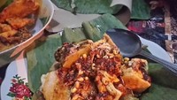 Di daerah Tuban juga ada penjual lontong tahu beralas daun jati. Ada yang dijajakan pagi, ada juga yang malam. Paling sedap makan di warungnya. Foto : Instagram @andre_subagio