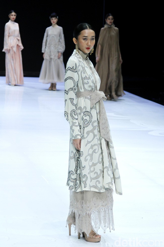 Fashion show enam desainer Indonesia yang berkolaborasi dengan Wardah, mengangkat keindahan Borneo atau Kalimantan di panggung Indonesia Fashion Week 2019, Jakarta Convention Center, Senayan, Jakarta, Sabtu, [30/03/2019]. Foto: Mohammad Abduh/Wolipop