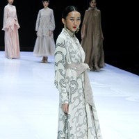 Fashion show enam desainer Indonesia yang berkolaborasi dengan Wardah, mengangkat keindahan Borneo atau Kalimantan di panggung Indonesia Fashion Week 2019, Jakarta Convention Center, Senayan, Jakarta, Sabtu, [30/03/2019]. Foto: Mohammad Abduh/Wolipop