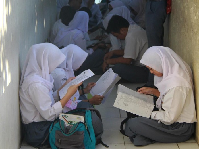 Siswa-siswa SMA, Madrasah Aliyah, dan Sekolah Menegah Analisis Kimia (SMAK) menjalani Ujian Nasional Berbasis Komptensi atau UNBK 2018. Yuk lihat.
