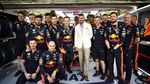 Pesona Beckham Saat Jadi Pengibar Bendera Finis di F1 GP Bahrain