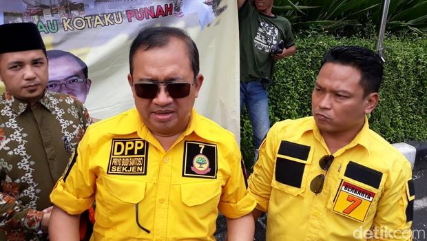 Wakil Ketua Badan Pemenangan Prabowo-Sandi, Priyo Budi Santoso angkat bicara terkait kasus Kapolres Garut AKBP Budi Satria Wiguna. Sebelumnya, Kapolres Garut dituduh memerintahkan anak buahnya, eks Kapolsek Pasirwangi AKP Sulman untuk mendukung Jokowi.