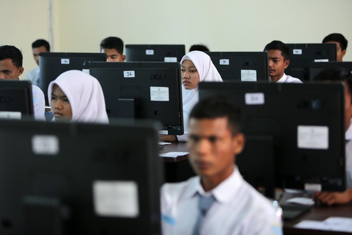 Siswa-siswa SMA, Madrasah Aliyah, dan Sekolah Menegah Analisis Kimia (SMAK) menjalani Ujian Nasional Berbasis Komptensi atau UNBK 2018. Yuk lihat.