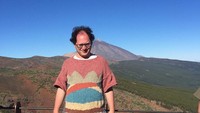 Sam juga punya sweater dengan latar pemandangan di Canary Islands, di Santa Cruz de Tenerife, Spanyol. (sambarskyknitter/ Instagram)