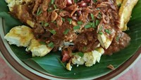 Lontong tahu dengan siraman bumbu kacang melimpah ini ada di kawasan Tangsel. Mantap! Foto : Instagram @ramavanputra
