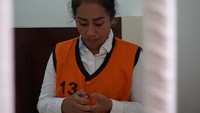 Kasihan anak saya di Jawa, yang ketiga anak saya kan sakit kanker mata. Jadi kemarin saya fokus ke sana, sesalnya.