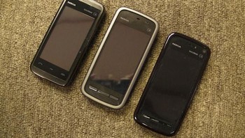 Nokia 5230 dibandingkan ponsel layar sentuh Nokia yang lain di zaman itu. Foto: phonescoop