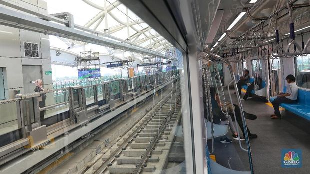 Penumpang mrt jakarta (CNBC Indonesia/Andrean Kristianto)