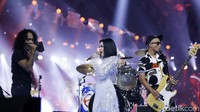 Syahrini tampil dengan band Slank dalam acara tersebut. Pool/Palevi S/detikFoto.