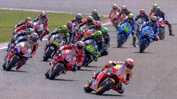 MotoGP - Grand Prix of Argentina - Autodromo Internacional de Termas de Rio Hondo, Argentina - March 31, 2019  Repsol Hondas Marc Marquez lead the field at the start of the race REUTERS/Rafael Marrodan/Photocall3000