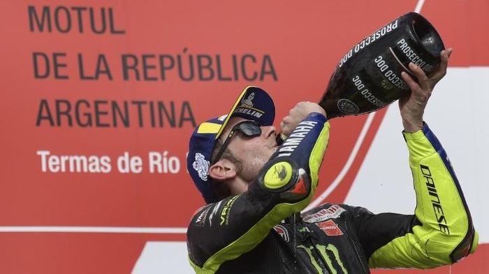 Valentino Rossi merayakan podium keduanya di MotoGP Argentina. (Foto: Juan Mabromata / AFP)