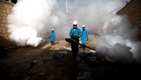 Pekerja tengah melakukan fogging anti kolera di kawasan Sanaa, Yaman. REUTERS/Mohamed al-Sayaghi.