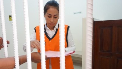 Porotin Suami, Ini Tampang Ayu Poliandri Pakai Rompi Tahanan