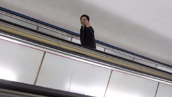 Seorang warga menunjukkan simbol peace di jarinya. Foto: Reuters