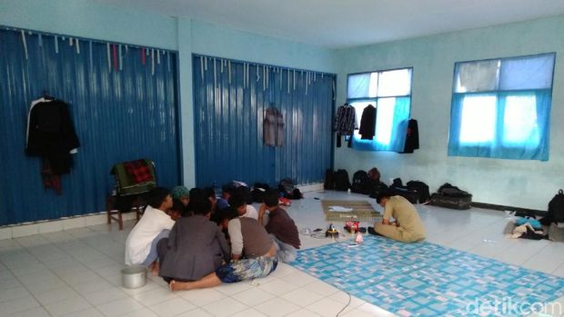 UNBK Tiga SMA Digabung, Siswa di Ciamis Ini Nginap di Sekolah