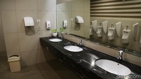 Bersih dan sangat terawat yah toiletnya. Semoga saja tetap terus terawat dan terjaga seperti ini.