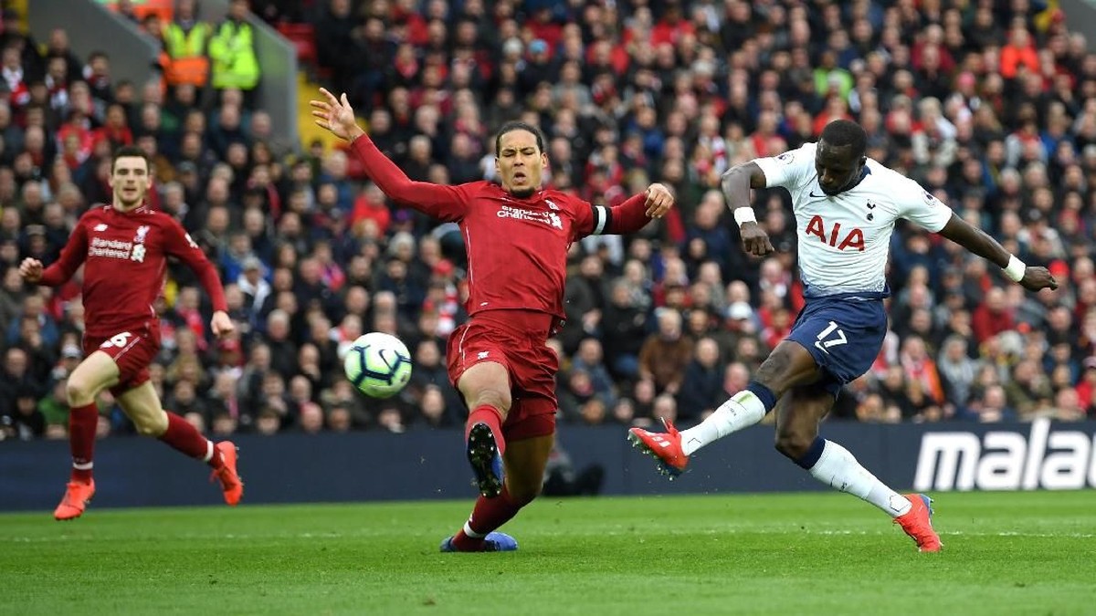 Virgil van Dijk mengalami masalah pada pergelangan kakinya saat Liverpool mengalahkan Tottenham Hotspur (Foto: Shaun Botterill/Getty Images)