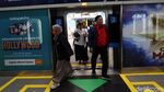 Suasana Hari Pertama MRT Jakarta Mulai Berbayar