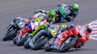 Pertarungan sengit justru terjadi di belakang Marquez. Enam pebalap sempat berada dalam jarak yang dekat, dipimpin Dovizioso dan Rossi. (Foto: Rafael Marrodan/REUTERS)