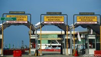 Pintu tol ini tak jauh dari Pelabuhan Bakauheni. Jadi, masyarakat yang menyebrang dari Pulau Jawa langsung disambut oleh Tol Bakauheni-Terbanggi Besar. (Dikhy Sasra/Detikcom)