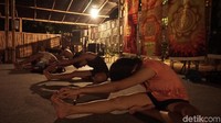 Siapa bilang yoga harus dengan musik yang tenang? Kelas ini bahkan pakai musik metal lho. (Foto: Khadijah Nur Azizah/detikHealth)  