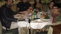 Makan malam bersama keluarganya, Nicolas pilih sajian pasta, steak, hingga salad di salah satu restoran mewah. Foto: Istimewa