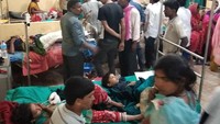 Tim penyelamat pun terus berjuang untuk melakukan evakuasi kepada para korban yang terdampak badai di kawasan Nepal Selatan tersebut. Stringer via Reuters.