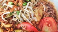 Tauge panjang dan tomat jadi pelengkap lontong tahu  gaya Kudus yang disiram kuah kacang kental ini. Nyam! Foto : Instagram @squalleo_