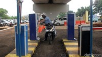 Biaya parkir yang dibebankan di park and ride pun serupa dengan biaya parkir di tempat lainnya. Tarif parkir untuk sedan/minibus/jeep Rp 5.000 sekali parkir. Sedangkan tarif parkir motor dikenakan biaya Rp 2.000 sekali parkir.