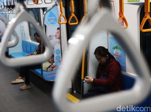 Anies: MRT Transportasi Egaliter, Presiden Saja Berdiri