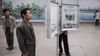 Di dalam stasiun, tidak ada iklan melainkan berita koran di mana isinya sudah diatur oleh negara.  (Foto: Reuters)