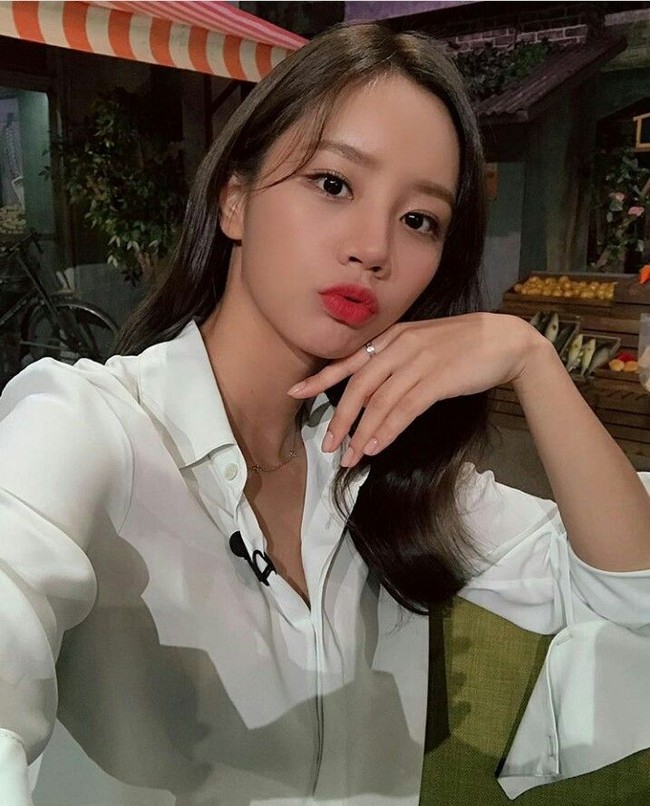 Hyeri, aktris dan penyanyi dari girlband Girls Day pecinta lipstik Clio Rouge Heel Velvet warna 1 Red to Go. Warna merah memang menjadi andalan ketika ingin tampil bold.  Foto: Istimewa