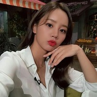 Hyeri, aktris dan penyanyi dari girlband Girls Day pecinta lipstik Clio Rouge Heel Velvet warna 1 Red to Go. Warna merah memang menjadi andalan ketika ingin tampil bold.  Foto: Istimewa