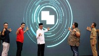 Hadir dalam acara tersebut Direktur HCM Telkomsel Irfan A Tachrir, Gubernur Jawa Barat Ridwan Kamil, CEO Mobisaria Dadang Gemilar Suprayogi, Kabiro Humas dan keprotokolan Hermansyah, Assiten PEMHUKESOS Daud Ahmad dan Kadis PMD Provinsi Jabar Dedi Supandi saat launching program Patriot Desa Digital di Bandung, Senin (1/4/2019). Foto: dok. Telkomsel