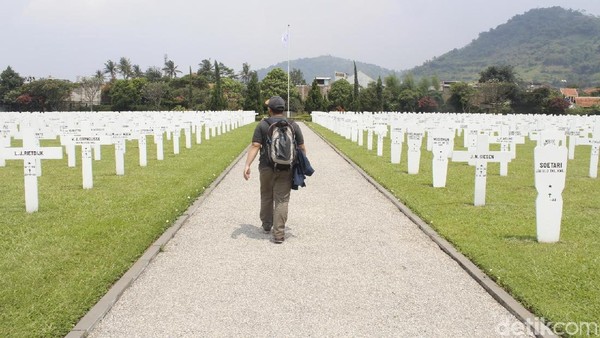 i Ereveld bersemayam 5.000 jasad korban perang yang gugur selama Perang Dunia Kedua dalam pertempuran melawan tentara Jepang (1941-1945) dan selama masa revolusi Pascaperang Kedua (1945-1949). (Yudha Maulana/detikcom) i Ereveld bersemayam 5.000 jasad korban perang yang gugur selama Perang Dunia Kedua dalam pertempuran melawan tentara Jepang (1941-1945) dan selama masa revolusi Pascaperang Kedua (1945-1949). (Yudha Maulana/detikcom)