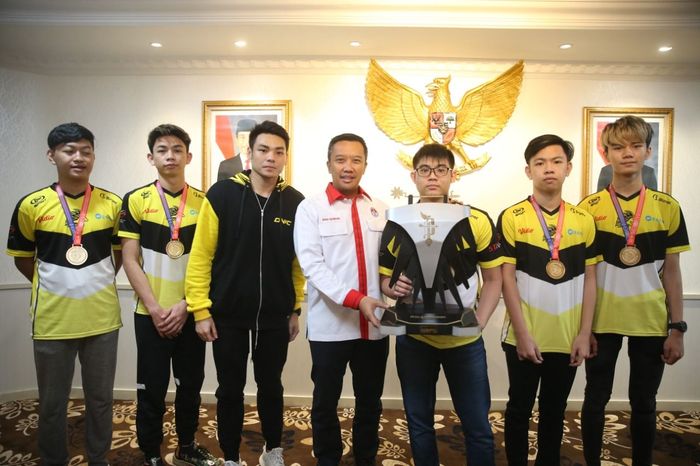 Menpora Imam Nahrawi menyambut tim juara eSports Piala Presiden 2019 di ruang kerjanya, Senin (1/4/2019). (Foto: Kemenpora) Menpora Imam Nahrawi menyambut tim juara eSports Piala Presiden 2019 di ruang kerjanya, Senin (1/4/2019). (Foto: Kemenpora)