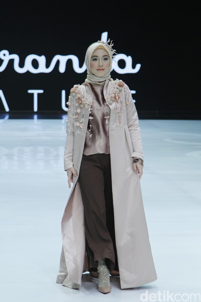 Bersama Natasha Rizky, hadir pula Dian Ayu istri Ananda Omes yang tampil cantik mengenakan busana Ria Miranda. Meski memiliki hobi naik motor gede, Dian Ayu tetap memilih busana yang longgar. Foto: Mohammad Abduh/Wolipop