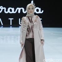 Bersama Natasha Rizky, hadir pula Dian Ayu istri Ananda Omes yang tampil cantik mengenakan busana Ria Miranda. Meski memiliki hobi naik motor gede, Dian Ayu tetap memilih busana yang longgar. Foto: Mohammad Abduh/Wolipop