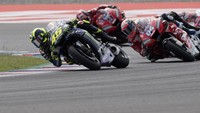 Duo Italiano tersebut lalu terlibat pertarungan dan mencapai puncaknya di putaran terakhir, ketika Rossi melewati Dovizioso. (Foto: Mirco Lazzari gp/Getty Images)
